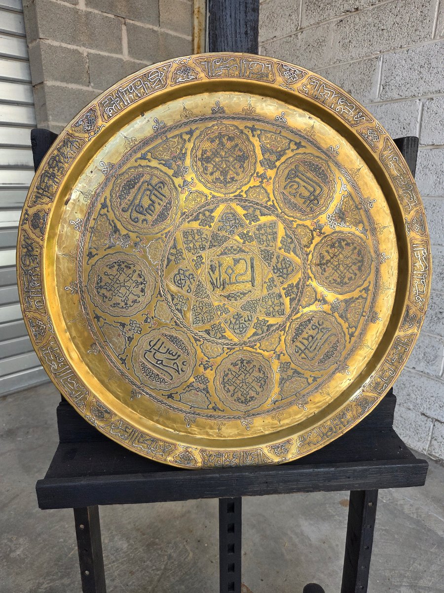 Large Oriental Tray Made Of Damascened Brass, Decorated With Arabic Calligraphy, 19th Century -photo-3