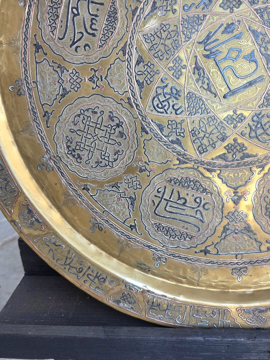 Large Oriental Tray Made Of Damascened Brass, Decorated With Arabic Calligraphy, 19th Century -photo-2