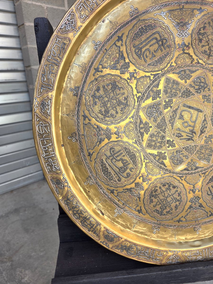 Large Oriental Tray Made Of Damascened Brass, Decorated With Arabic Calligraphy, 19th Century -photo-5