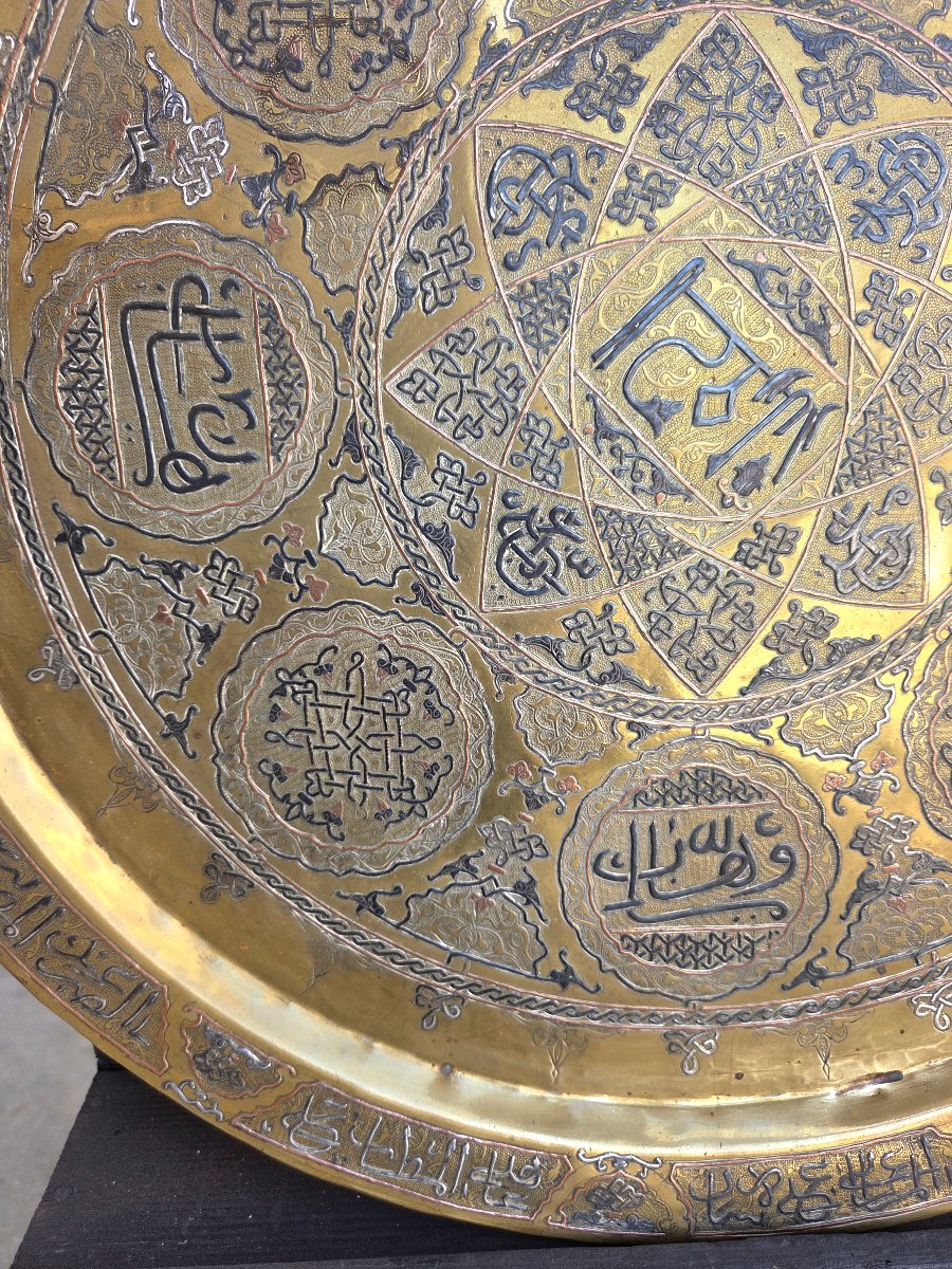 Large Oriental Tray Made Of Damascened Brass, Decorated With Arabic Calligraphy, 19th Century -photo-6