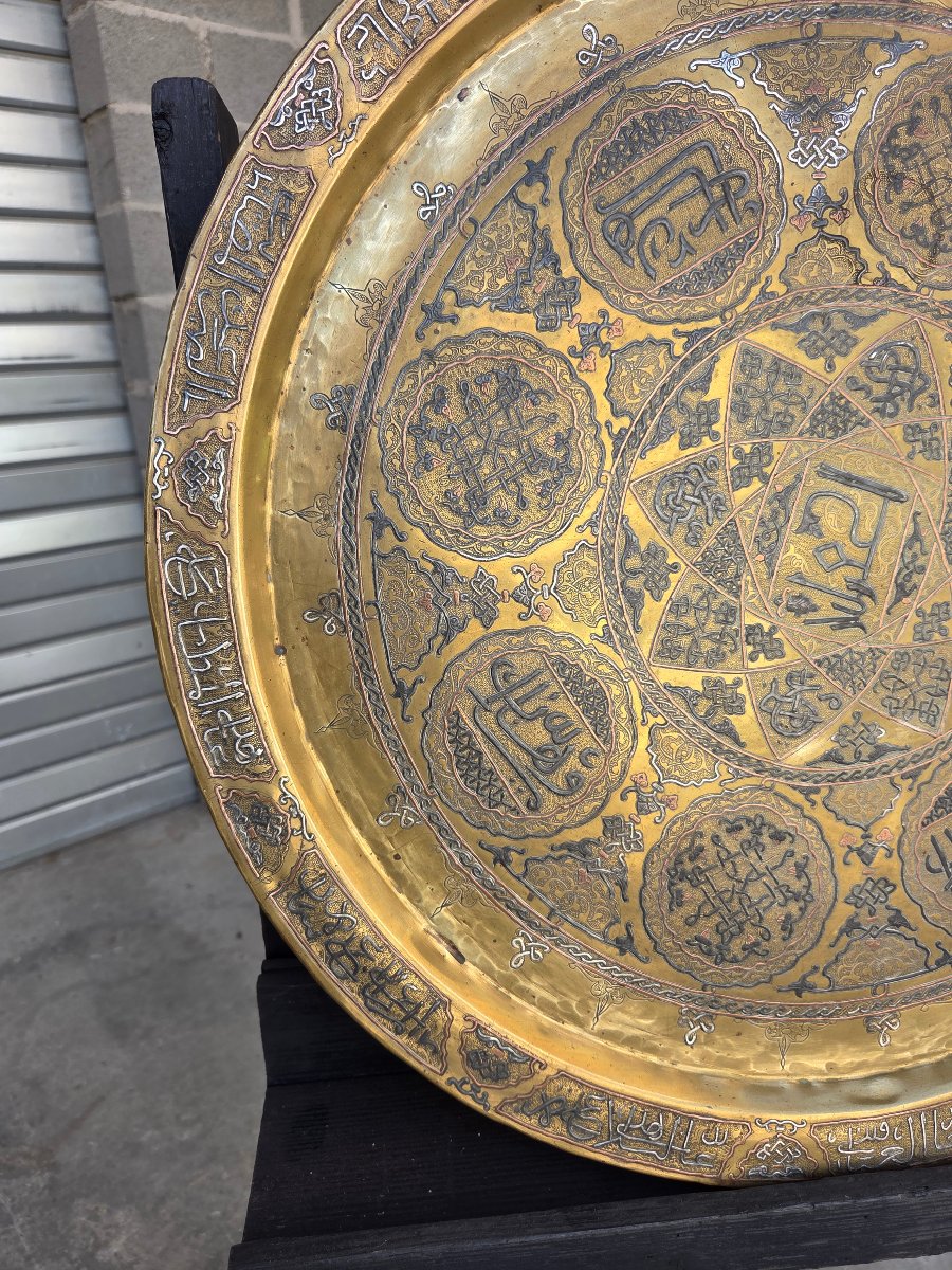 Large Oriental Tray Made Of Damascened Brass, Decorated With Arabic Calligraphy, 19th Century -photo-7