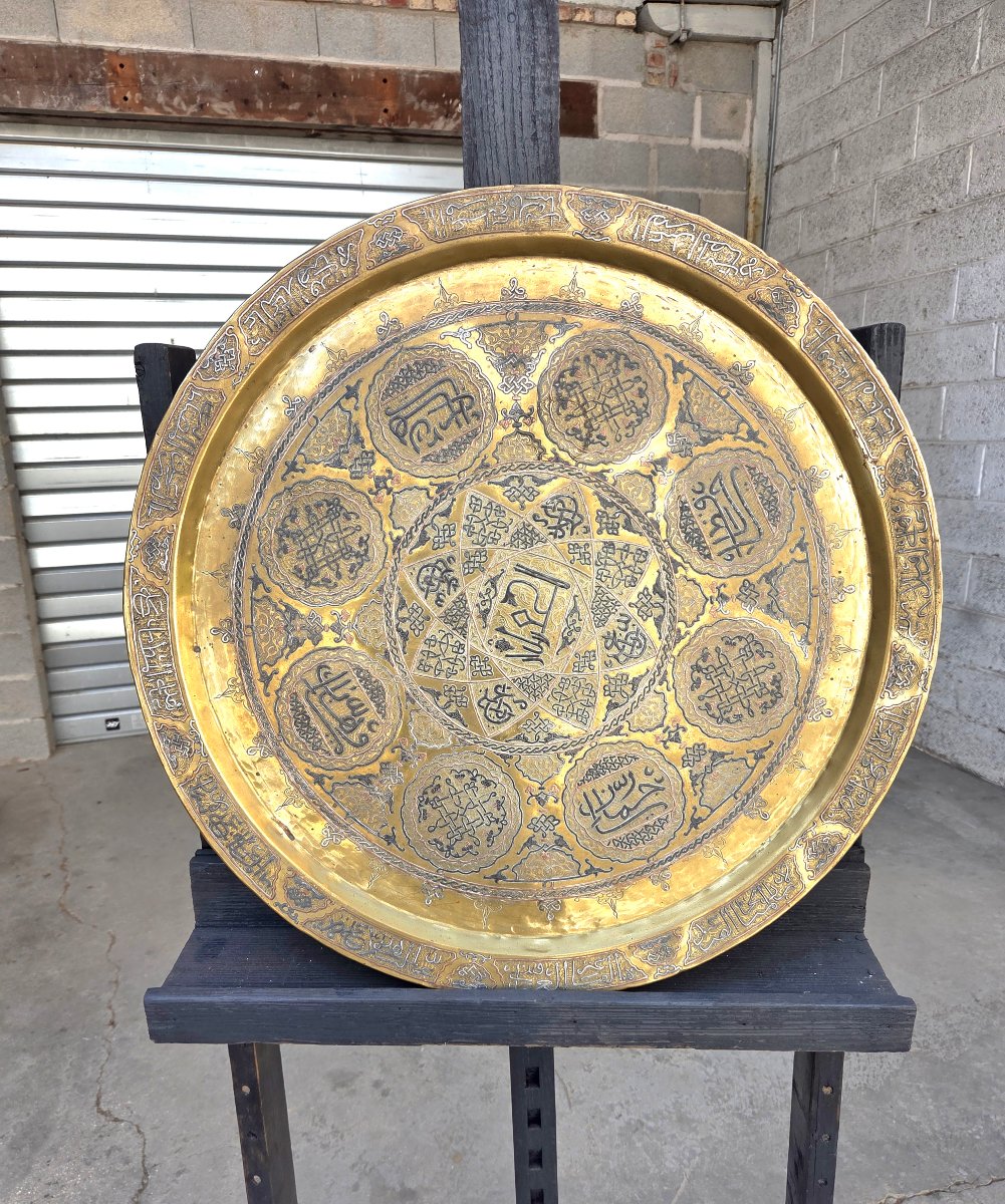 Large Oriental Tray Made Of Damascened Brass, Decorated With Arabic Calligraphy, 19th Century 