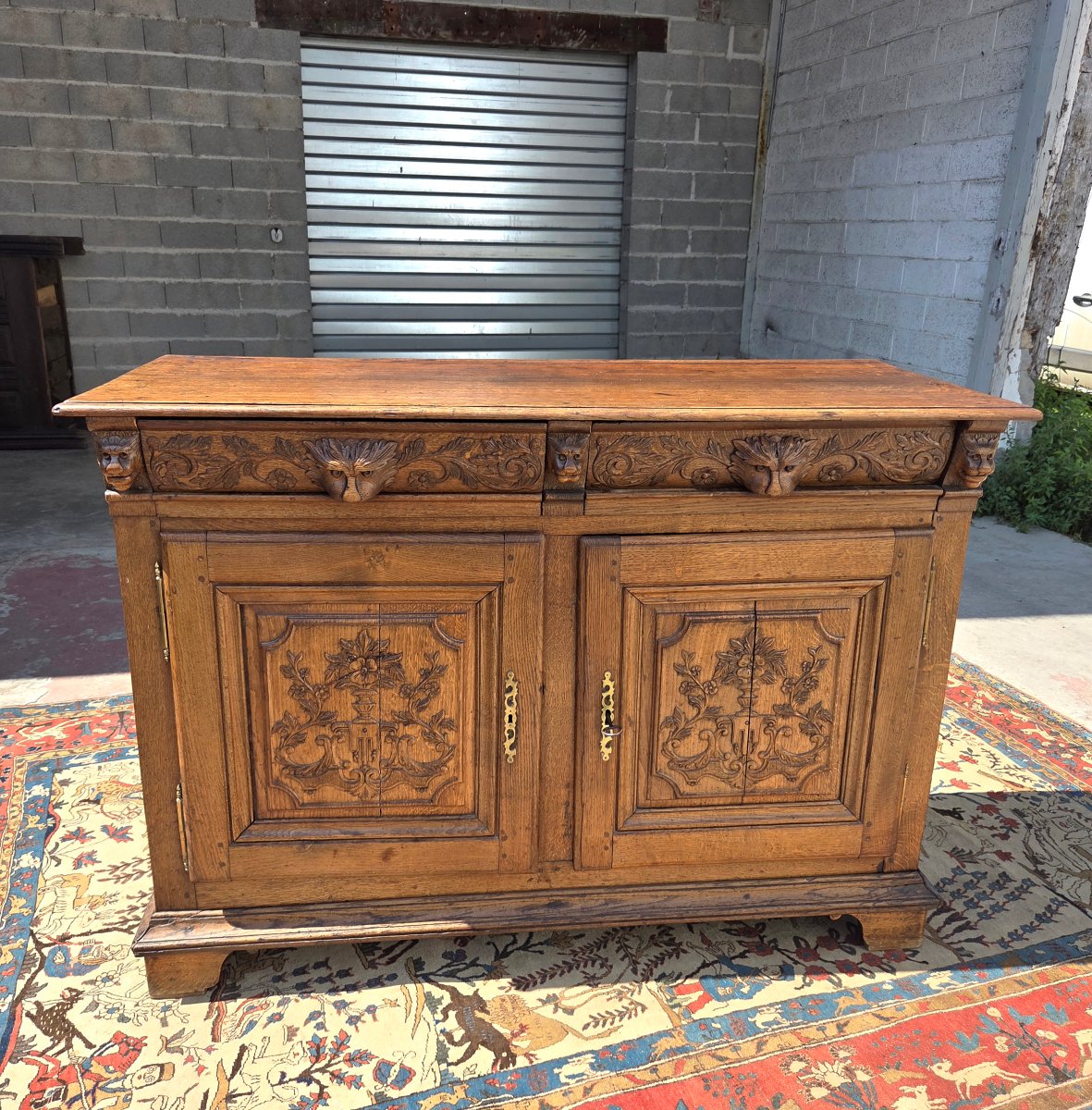 Buffet bas en chêne mouluré et sculpté, Louis XIII, Époque XVIIIᵉ siècle