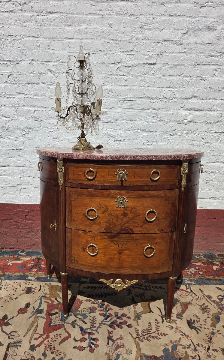 Commode demi-lune en marqueterie,  Louis XVI,  d'époque XIXème. 