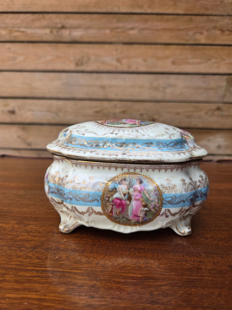 Limoges Porcelain Candy Dish By C. F. Haviland, Decorated With Scenes Of Romance – Early 20th Century