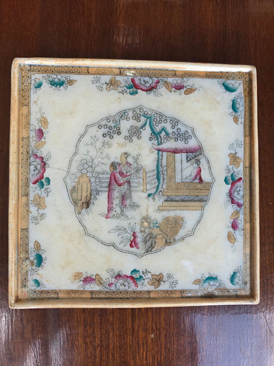 Plateau vide-poche en porcelaine à décor de chinoiserie, fin du XIXᵉ siècle