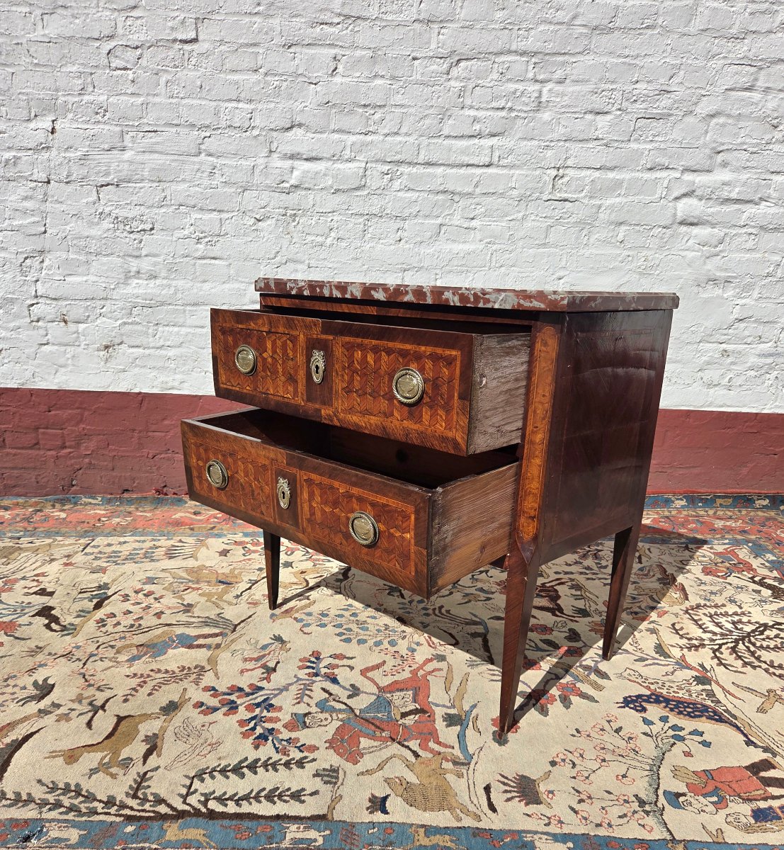 Commode sauteuse, en marqueterie. Louis XVI d'époque XVIIIᵉ siècle.-photo-2