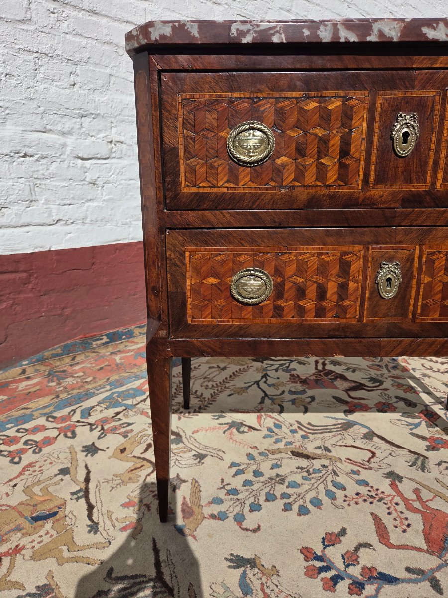 Commode sauteuse, en marqueterie. Louis XVI d'époque XVIIIᵉ siècle.-photo-1