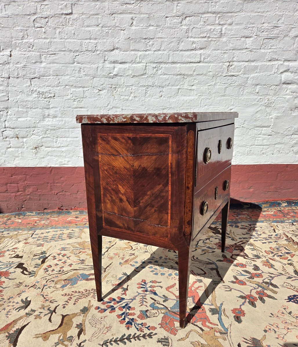 Commode sauteuse, en marqueterie. Louis XVI d'époque XVIIIᵉ siècle.-photo-7
