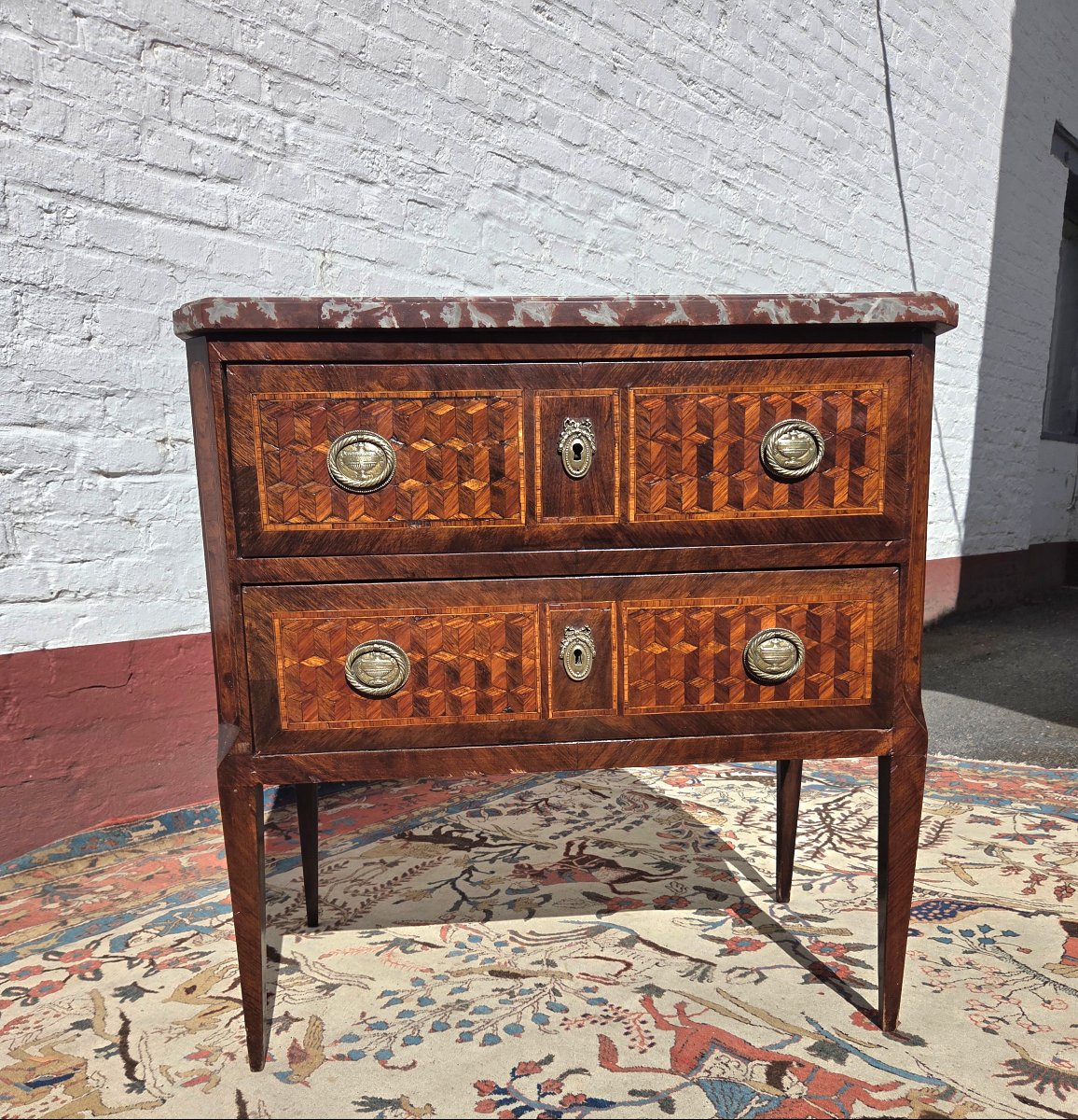 Commode sauteuse, en marqueterie. Louis XVI d'époque XVIIIᵉ siècle.-photo-8