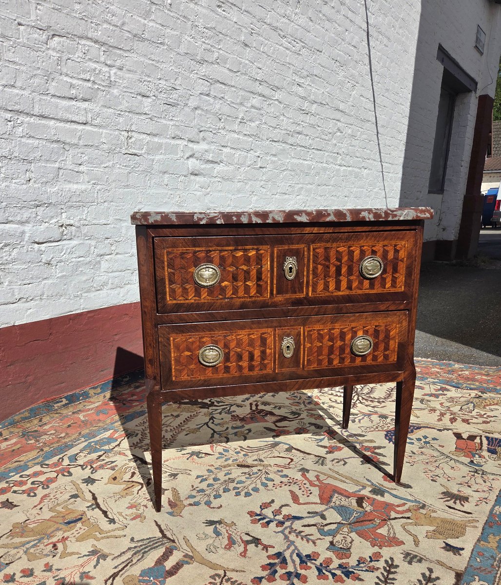 Commode sauteuse, en marqueterie. Louis XVI d'époque XVIIIᵉ siècle.