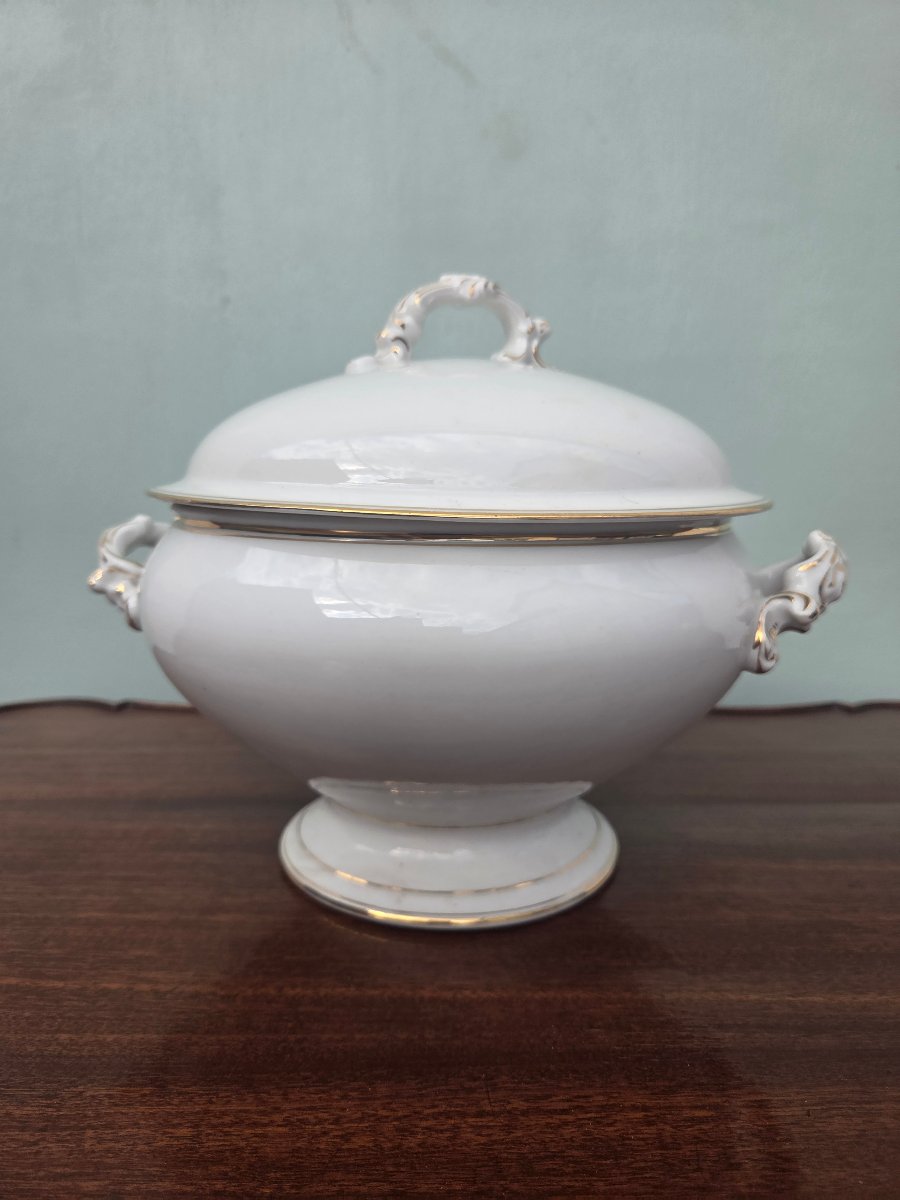 Soupière en porcelaine de Lourioux,  Style Louis XV. D'époque XXᵉ siècle