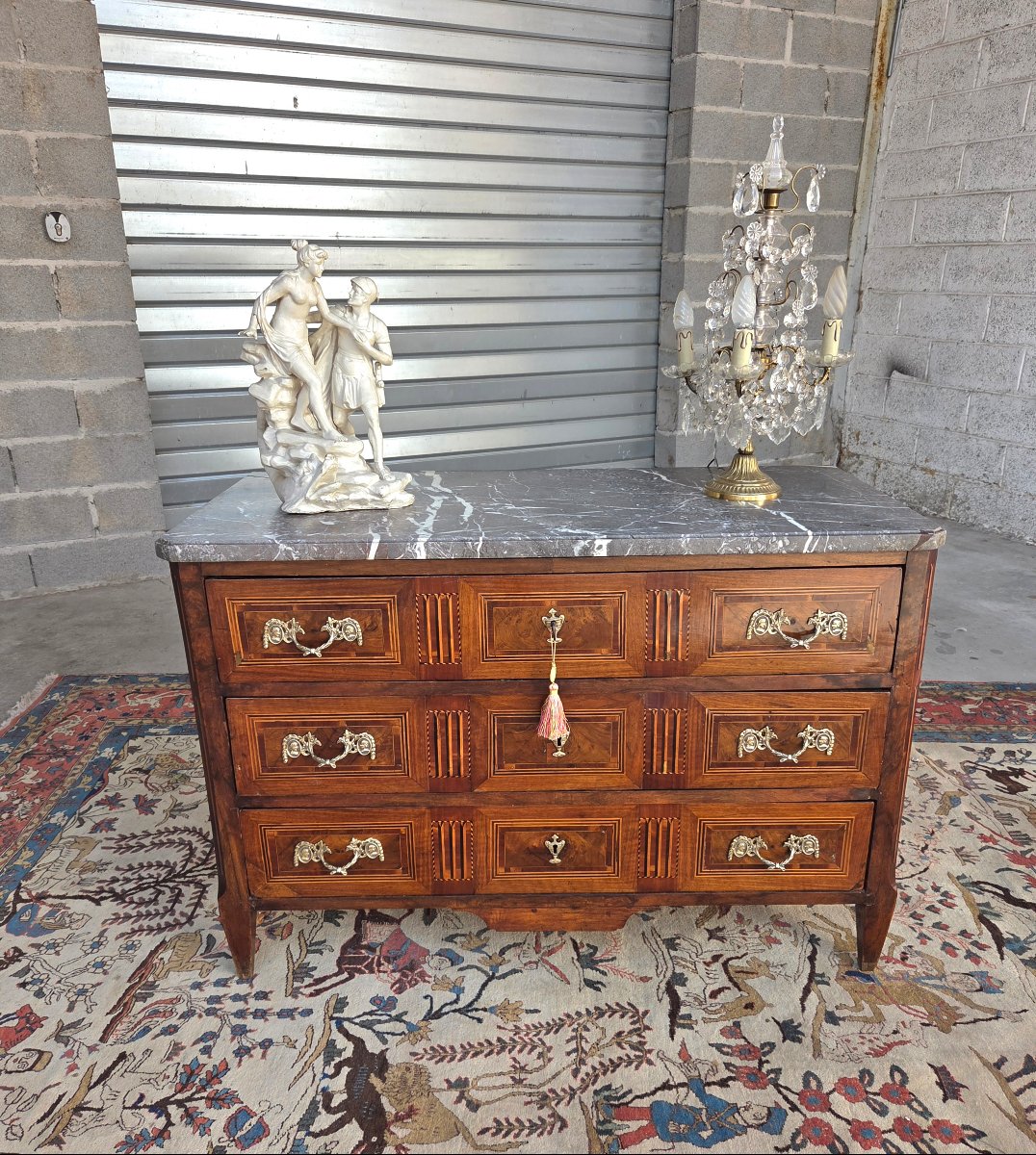 Commode Louis XVI en marqueterie. Époque XVIIIᵉ siècle