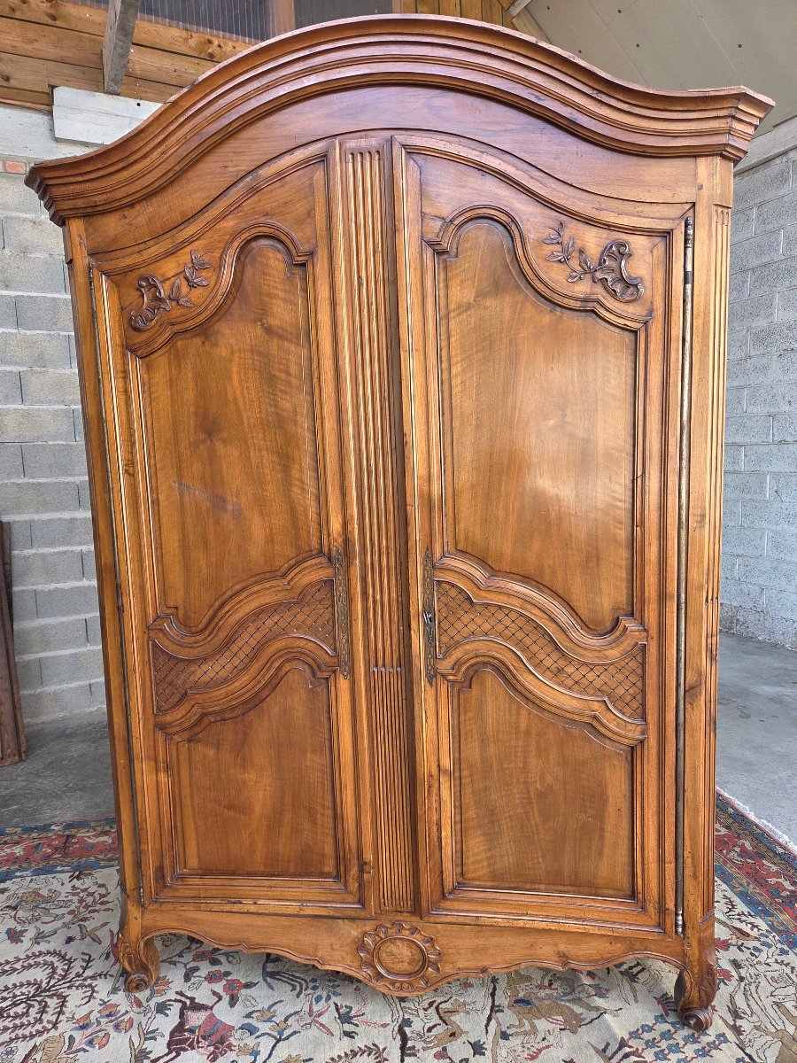 Armoire régionale Louis XV en noyer, d'époque  XVIIIᵉ siècle.