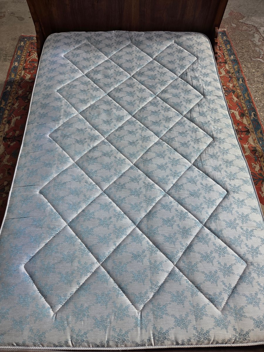 Walnut Boat-shaped Bed, Restored. 19th-century Piece-photo-2
