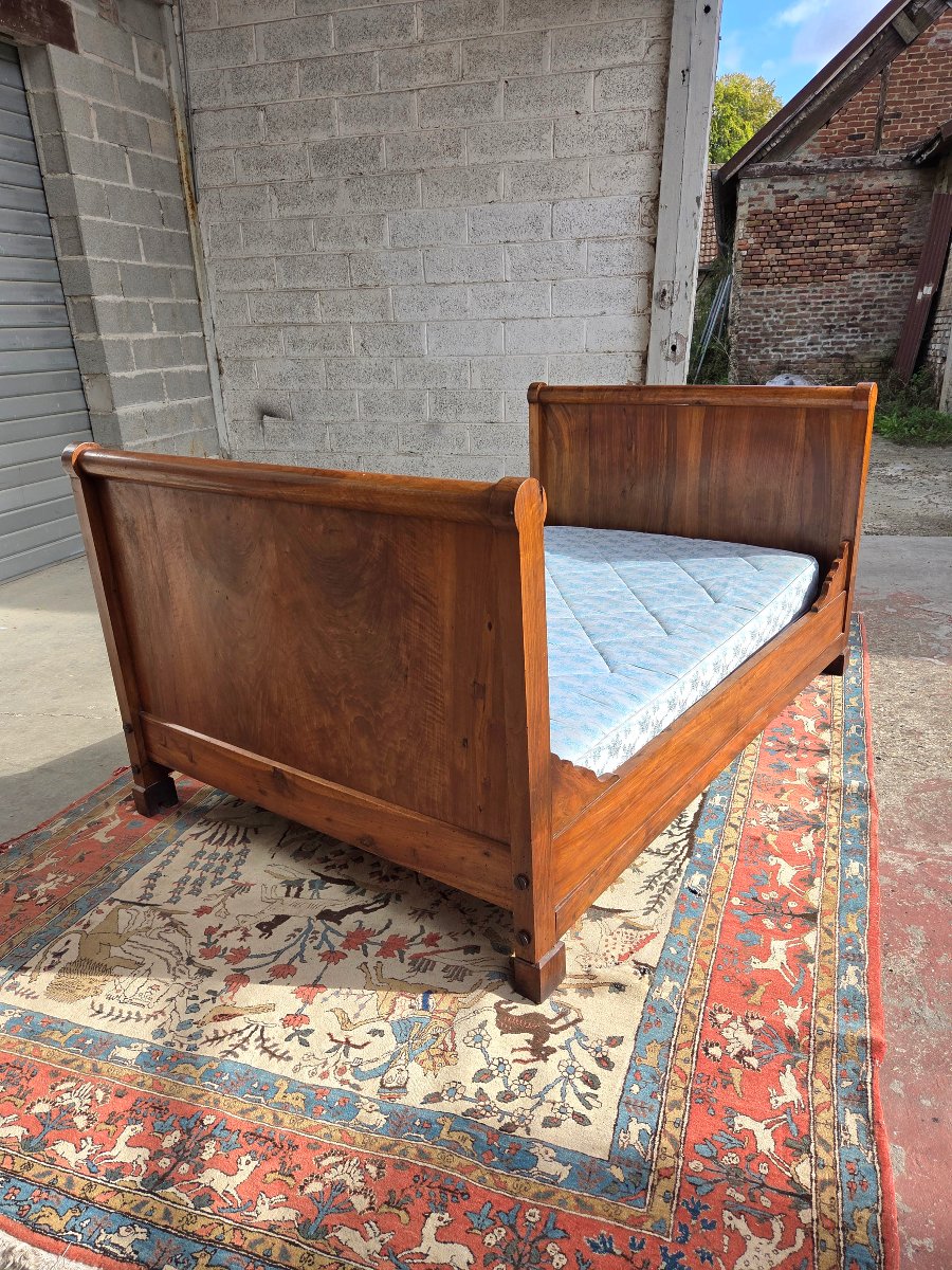 Walnut Boat-shaped Bed, Restored. 19th-century Piece-photo-4