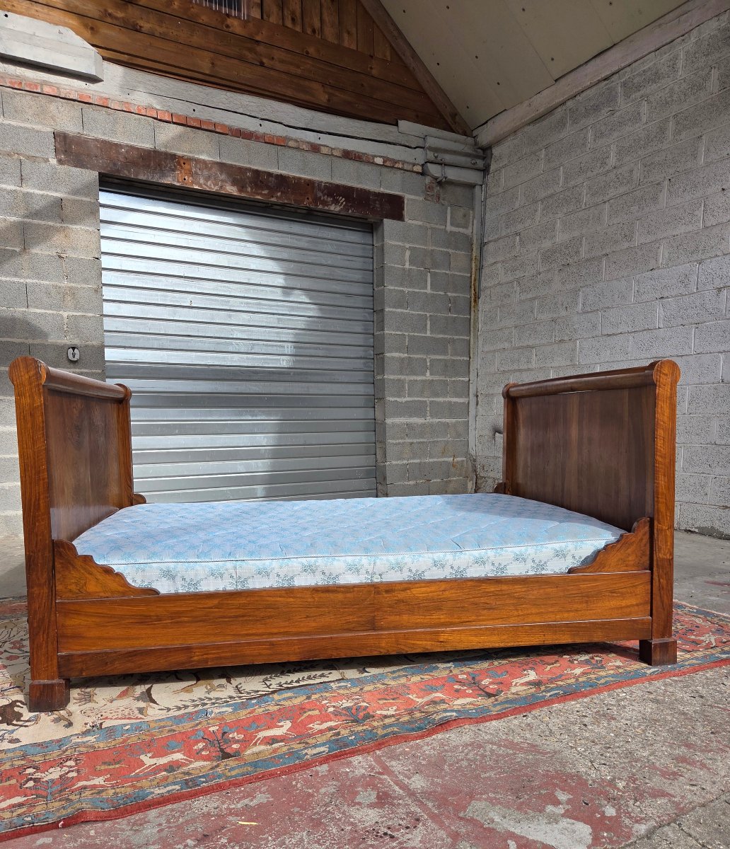 Walnut Boat-shaped Bed, Restored. 19th-century Piece-photo-1