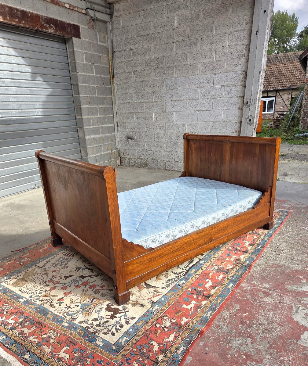 Walnut Boat-shaped Bed, Restored. 19th-century Piece-photo-3