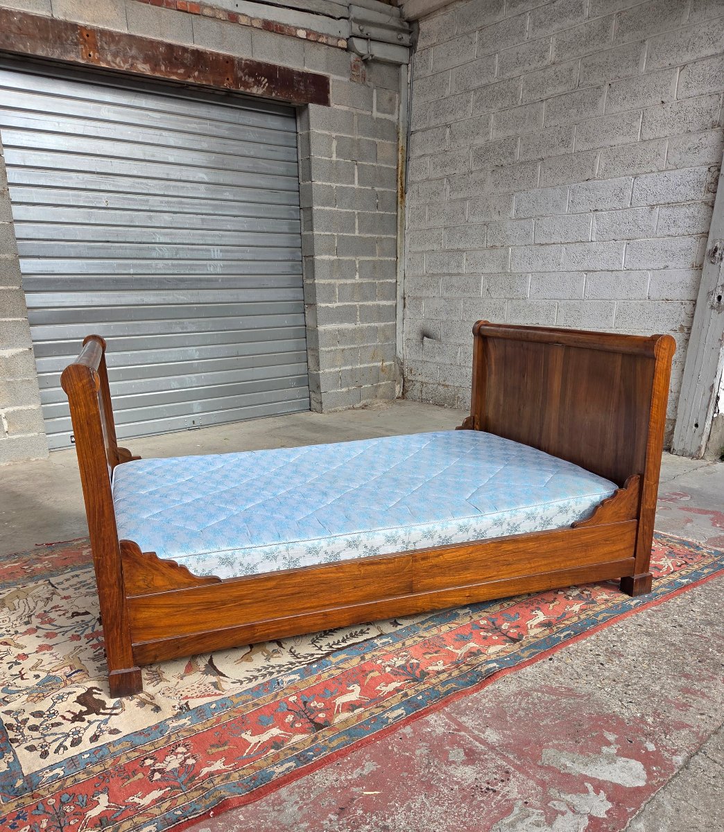 Walnut Boat-shaped Bed, Restored. 19th-century Piece-photo-4