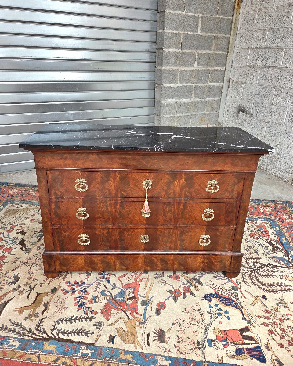 Restored Mahogany Chest Of Drawers, 5 Drawers. Gray Marble With White Veins. Early 19th Century. 