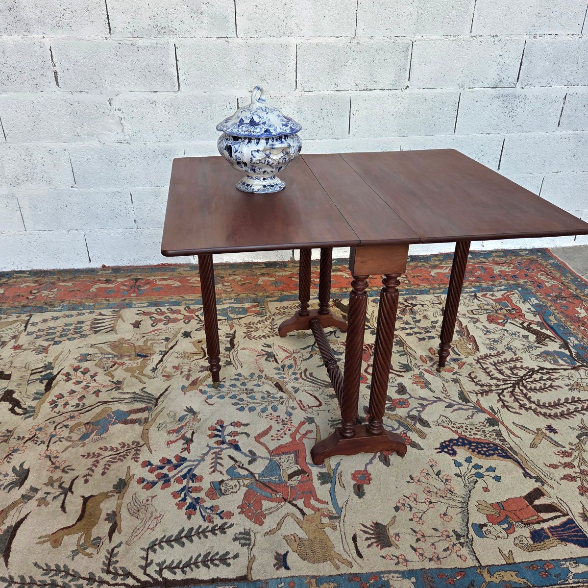 English Mahogany Gateleg Table With Twisted Legs. 19th-century Period Piece-photo-2