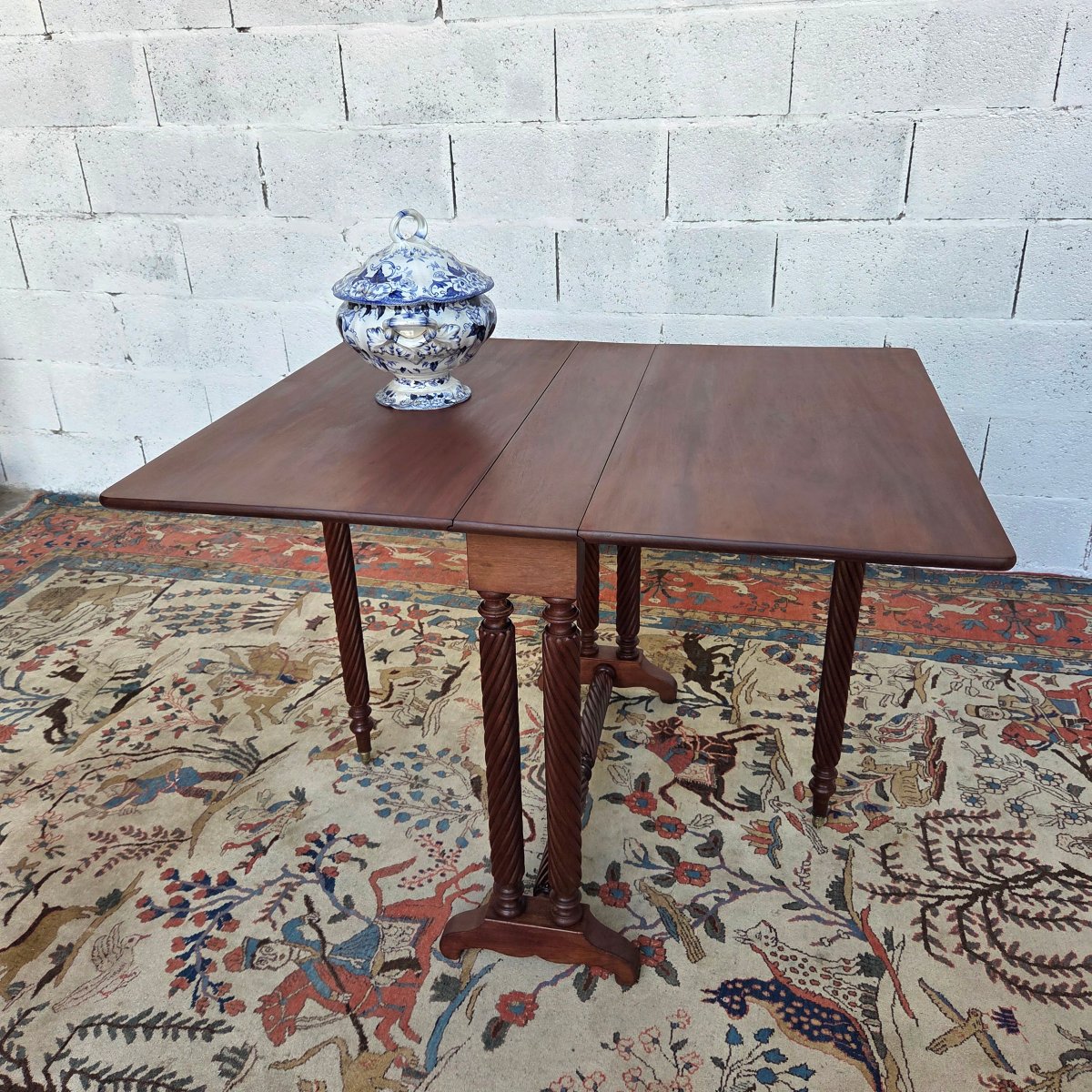 English Mahogany Gateleg Table With Twisted Legs. 19th-century Period Piece-photo-5