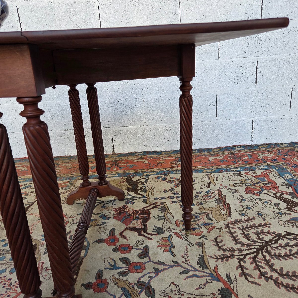 English Mahogany Gateleg Table With Twisted Legs. 19th-century Period Piece-photo-7