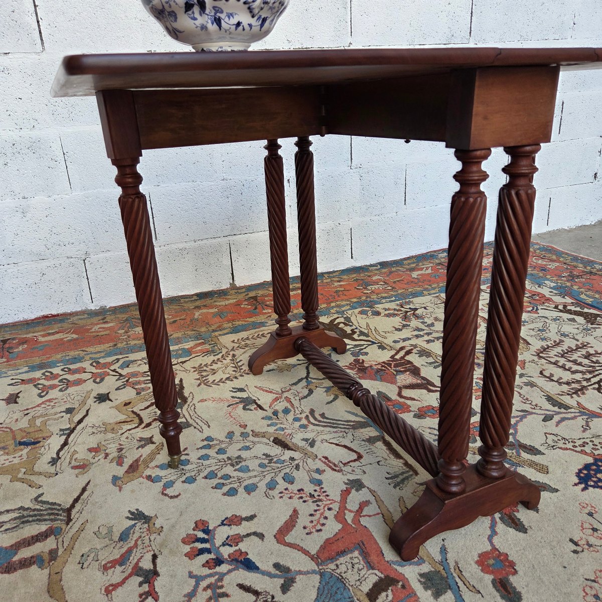 English Mahogany Gateleg Table With Twisted Legs. 19th-century Period Piece-photo-8