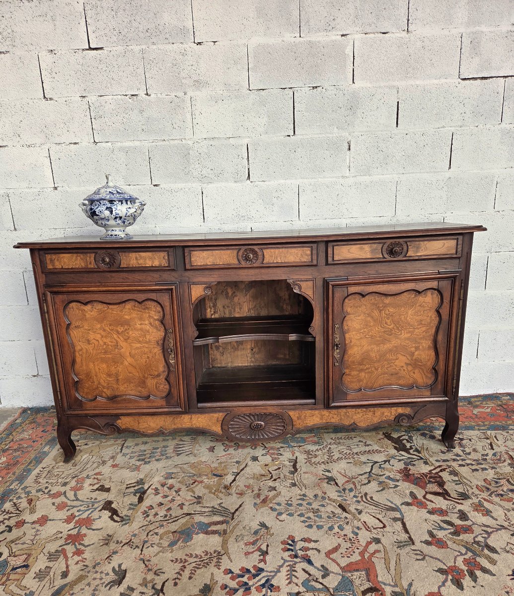 Buffet bas en chêne et Loupe d’Orme. Style Louis XV, d'époque fin XIXe Siècle