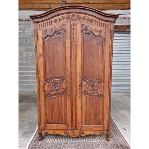 Armoire en noyer, moulurée sculptée, Louis XV d'époque XVIII ème. 