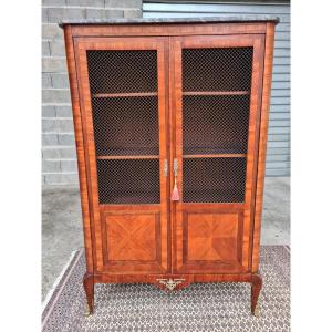 Vitrine en marqueterie, portes grillagées, Transition Louis XV – Louis XVI, d'époque XXème, 