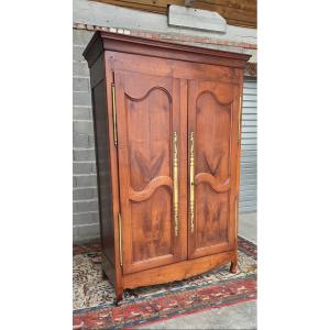 Armoire  Louis XV en merisier – Travail régional du XIXᵉ siècle