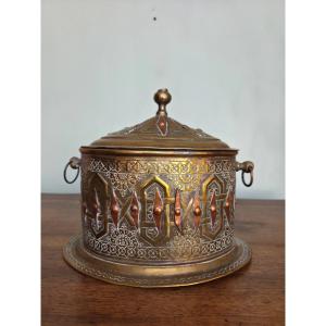 Orientalist Covered Box In Brass And Repoussé Copper, 19th Century