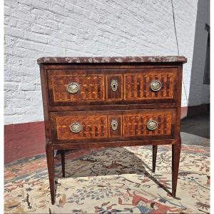 Louis XVI Chest Of Drawers With A Jumping Top, Featuring Cube Marquetry. 18th-century Piece