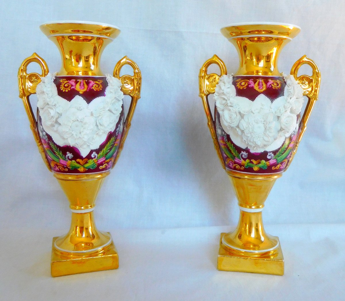 Paire De Vases Médicis Empire En Porcelaine Polychrome, Dorée Et Biscuit