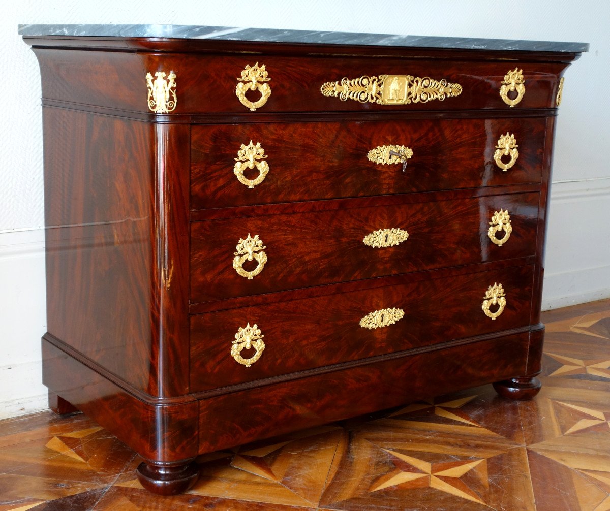 Commode d'époque Restauration En Acajou Flammé, Bronzes Doré Au Mercure & Marbre Bleu Turquin