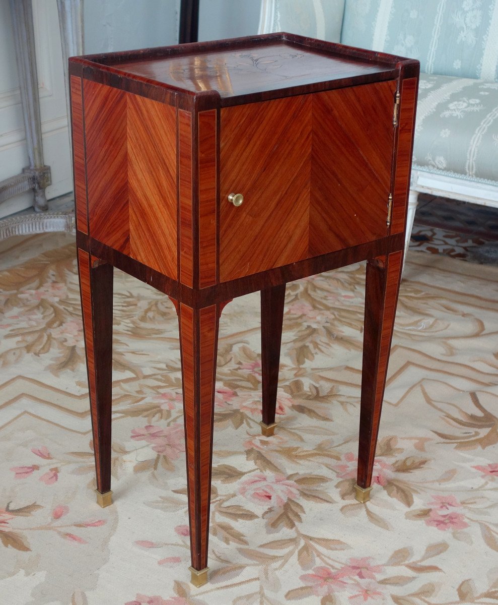 Table De Salon ou chevet d'époque Louis XVI En Marqueterie De Bois De Rose