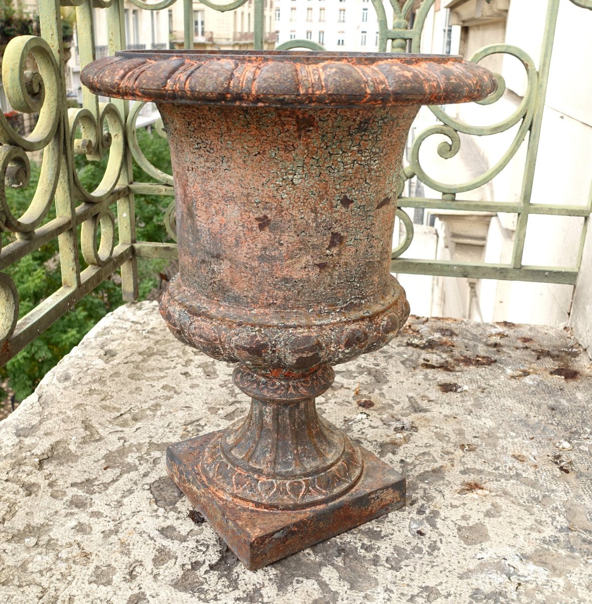 Paire De Grands Vases Medicis d'Ornement De Jardin En Fonte, époque XIXe Siècle - 44cm-photo-1