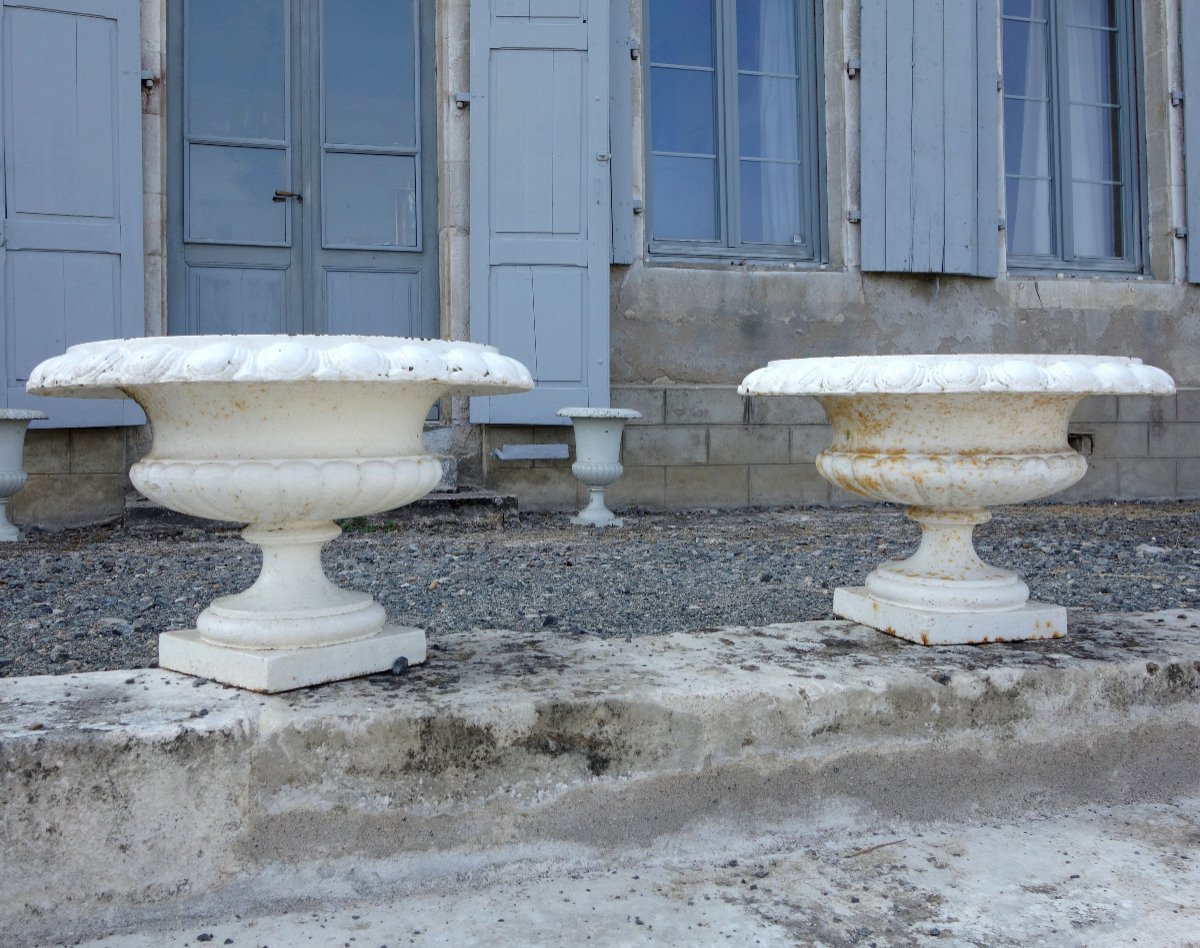 Pair Of Large Painted Cast Iron Ornemental Garden Vases Or Planters, 19th Century