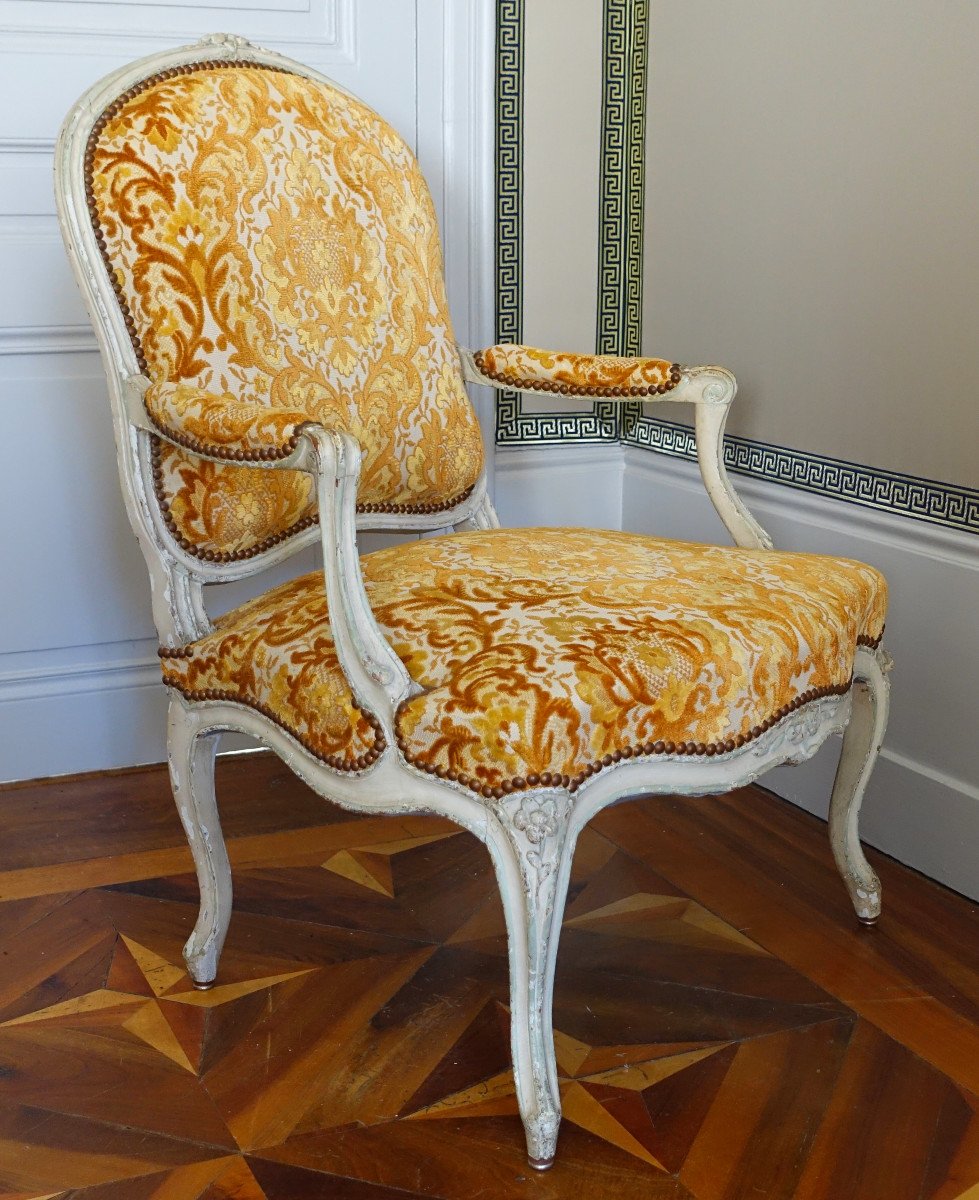   Fauteuil à La Reine d'époque Louis XV, Velours Frappé-photo-1