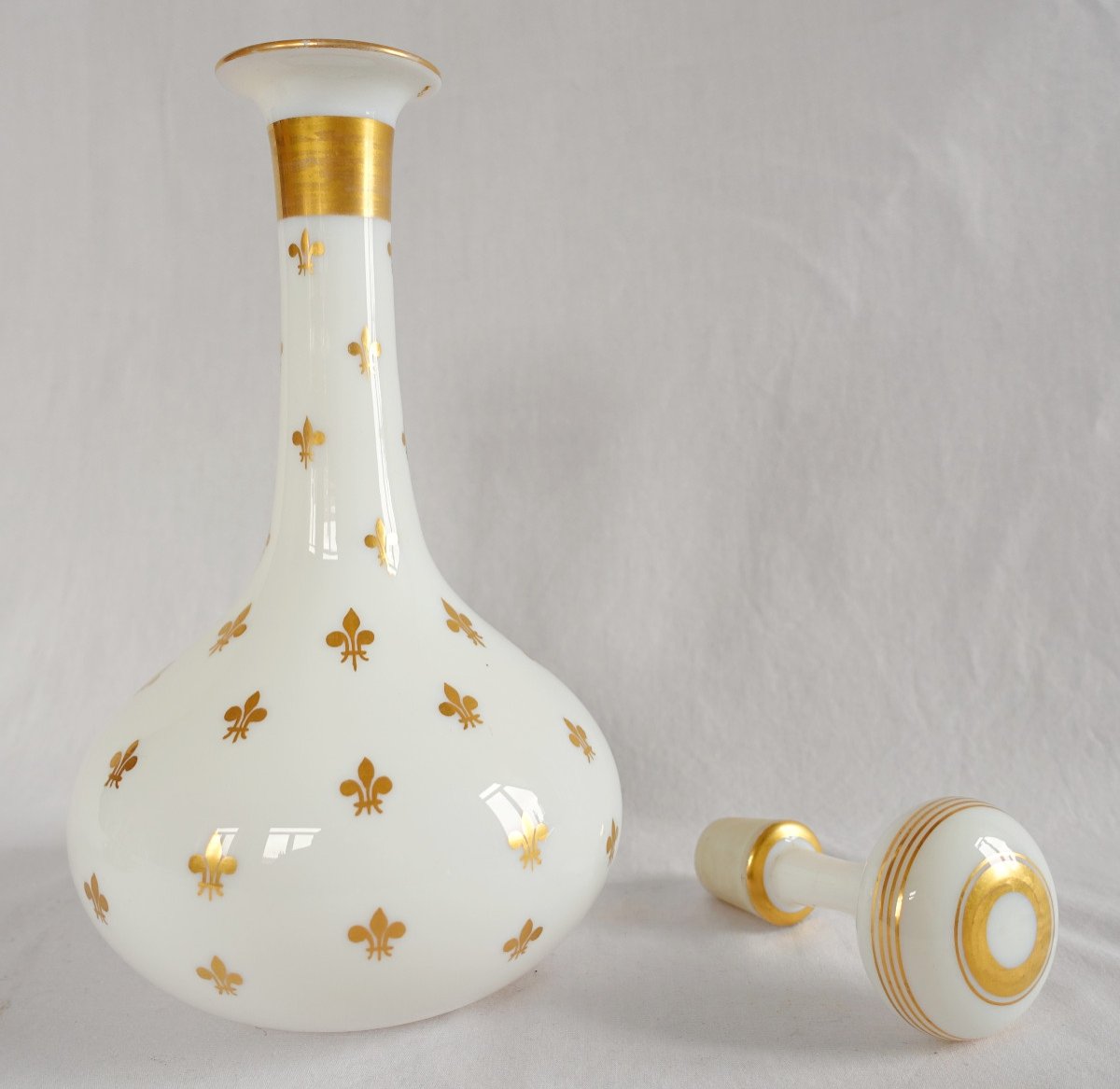 Baccarat - Wine Decanter With Legitimist Royalist Decor In Opaline With Golden Fleur-de-lis-photo-1
