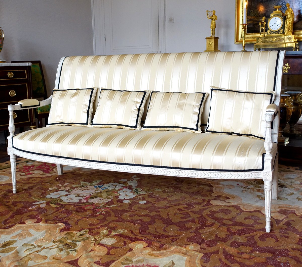 Directoire Period "clothes Throw" Sofa Upholstered In Lelièvre Silk - 170cm