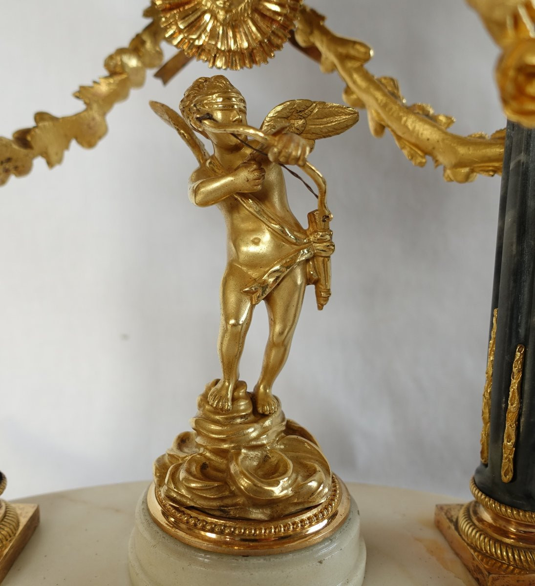 Pendule d'époque Louis XVI Au Temple De l'Amour Aveugle, Gardien Du Temps - Avec Son globe-photo-1