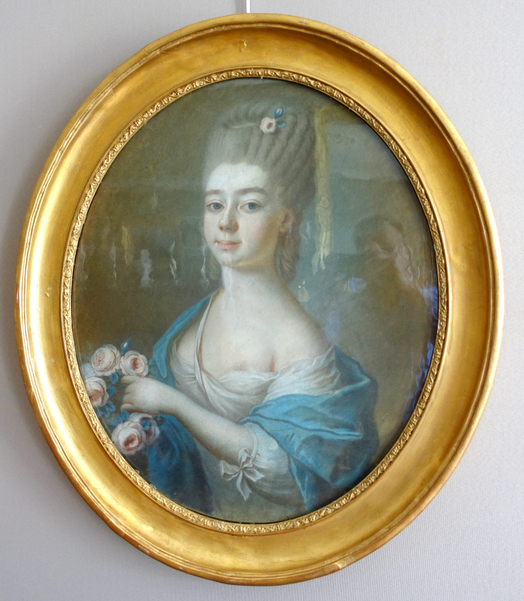 Ecole Française Du XVIIIe Siècle, Portrait De Dame Aristocrate En Flore, Pastel