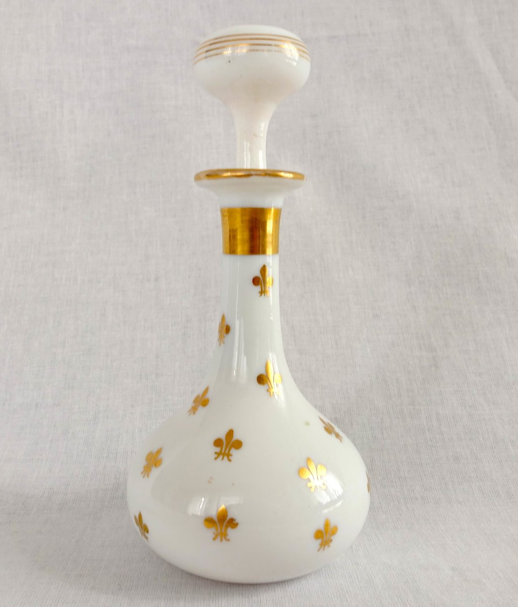 Baccarat : carafe à liqueur Royaliste en opaline dorée fleurs de lys vers 1860-photo-2