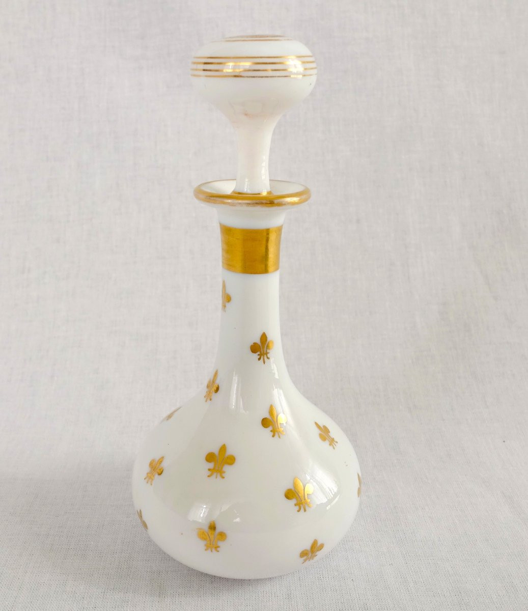 Baccarat : carafe à liqueur Royaliste en opaline dorée fleurs de lys vers 1860-photo-3