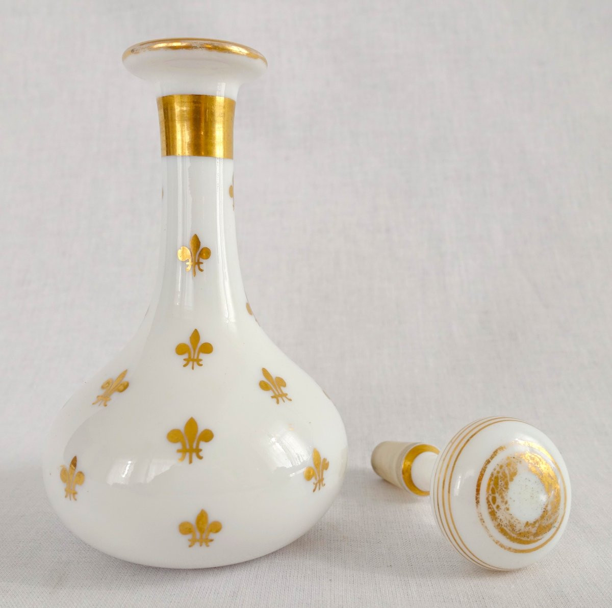 Baccarat : carafe à liqueur Royaliste en opaline dorée fleurs de lys vers 1860-photo-4