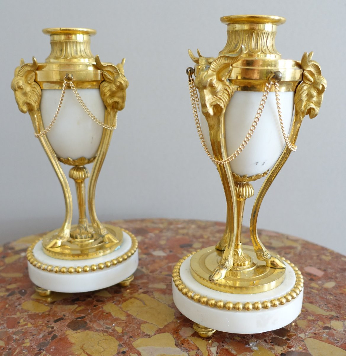 Paire de cassolettes à bougeoirs renversés en bronze doré doré mercure marbre, style Louis XVI-photo-2
