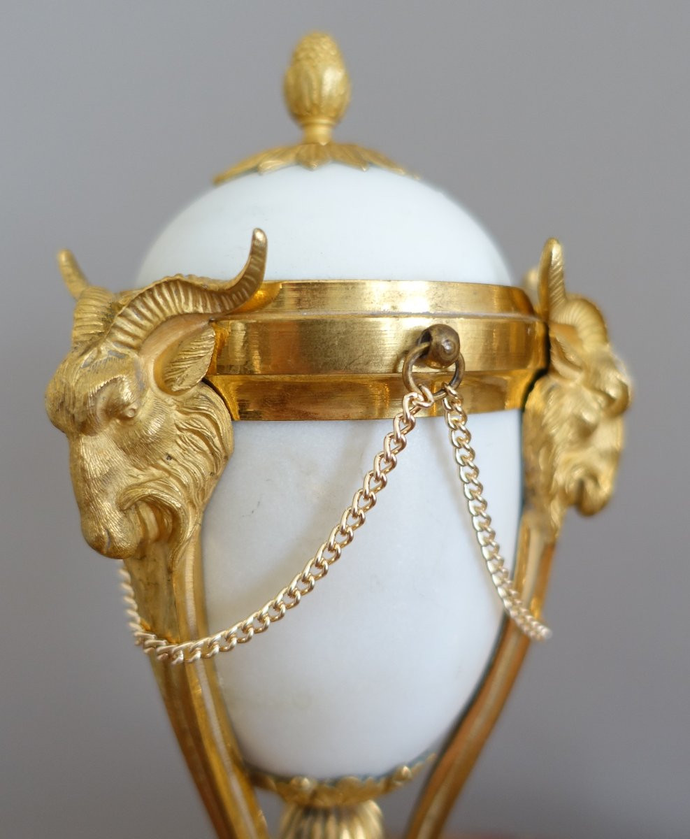 Paire de cassolettes à bougeoirs renversés en bronze doré doré mercure marbre, style Louis XVI-photo-3