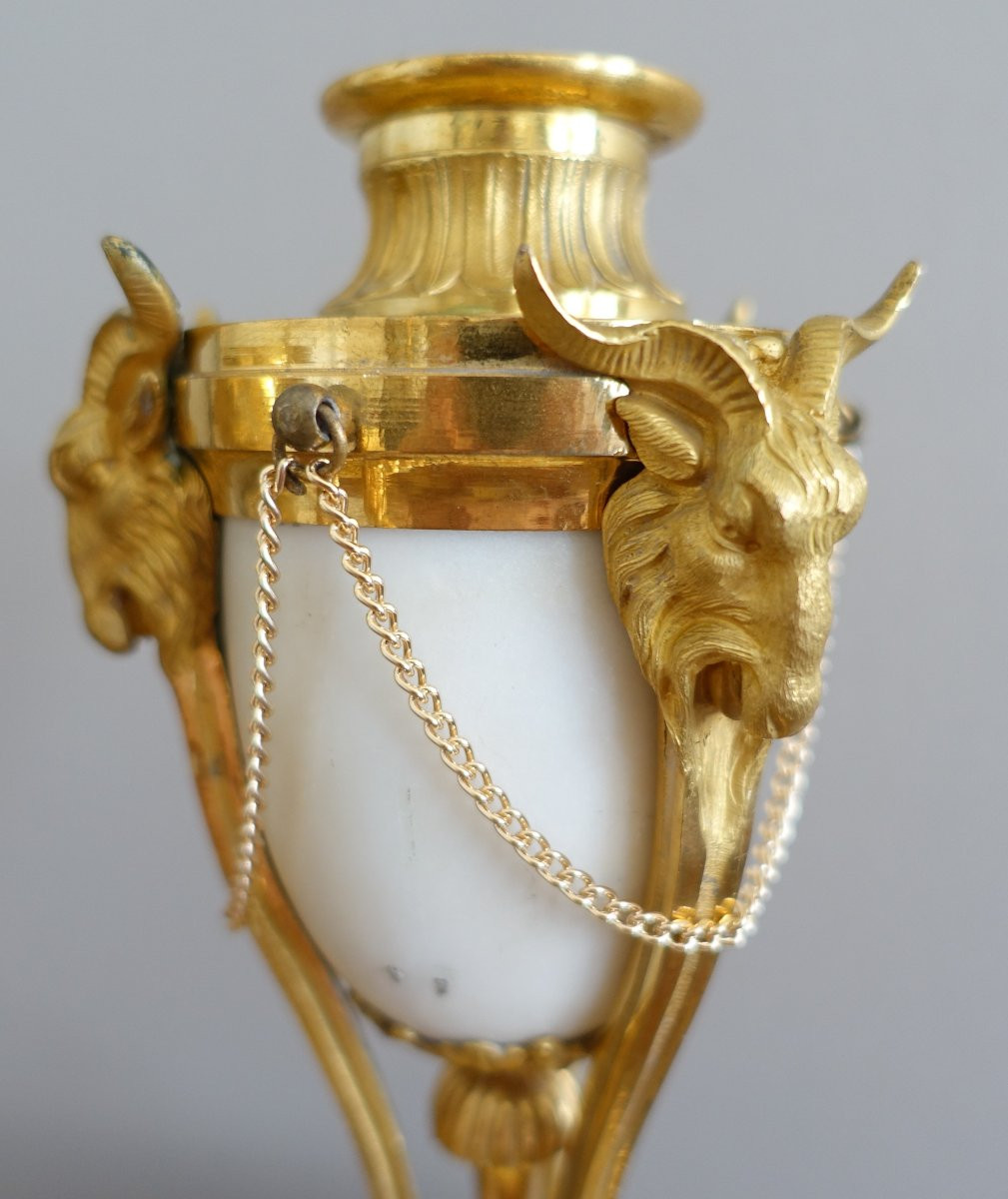 Paire de cassolettes à bougeoirs renversés en bronze doré doré mercure marbre, style Louis XVI-photo-6